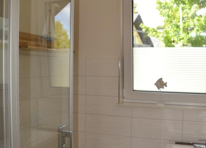 freundliches Tageslicht-Bad mit großer Dusche