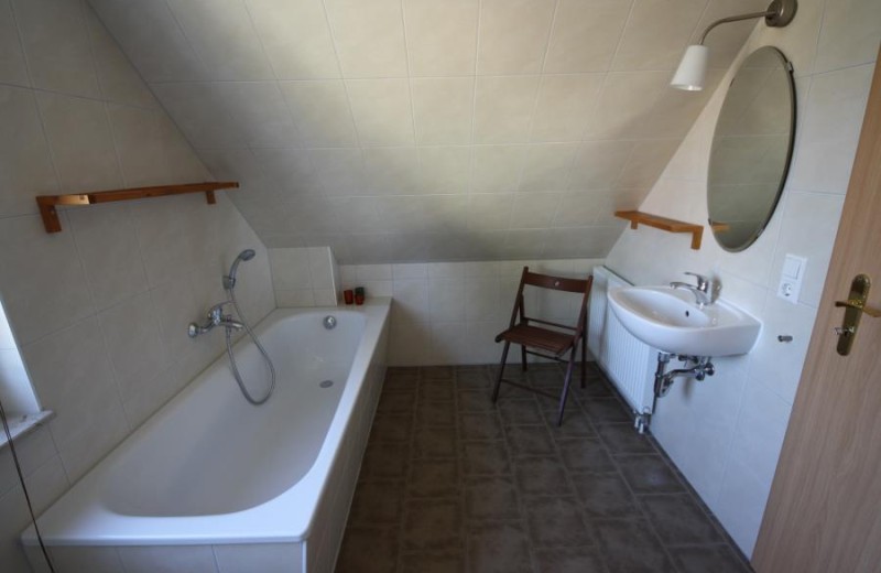 großzügiges Badezimmer im Obergeschoss mit Badewanne & Dusche