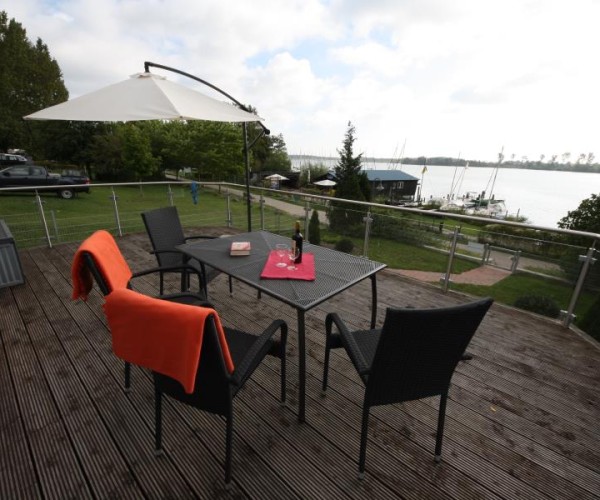S 38 gr. - Ferienwohnung mit Terrasse u. Seeblick