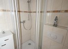 modernes Tageslicht-Bad mit Dusche
