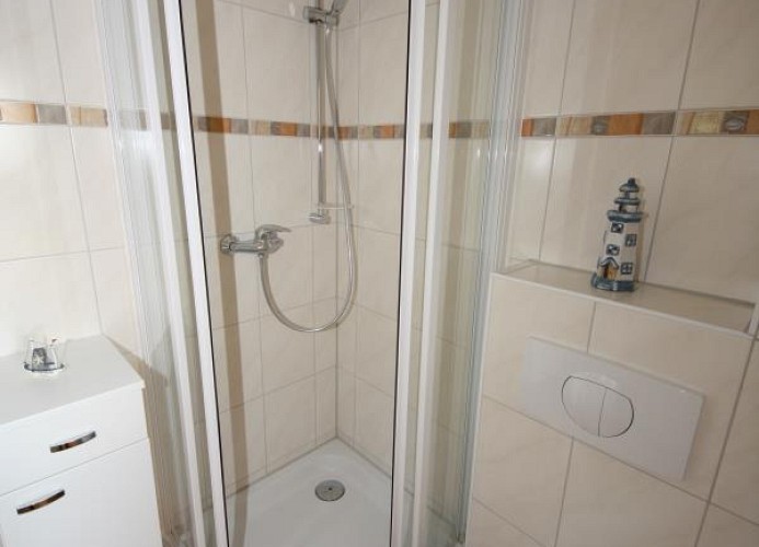 modernes Tageslicht-Bad mit Dusche