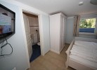 großzügiges Schlafzimmer mit TV