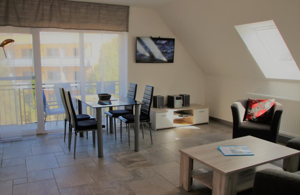 helles Wohnzimmer mit Balkon