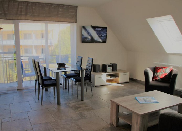 helles Wohnzimmer mit Balkon