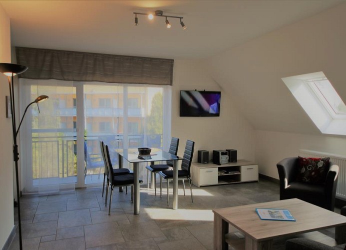 gemütliches Wohnzimmer mit Dachschrägen 