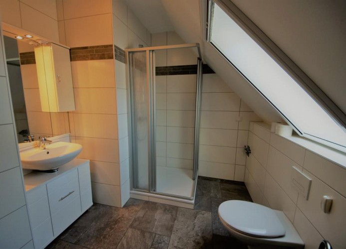 großes Badezimmer mit Dusche