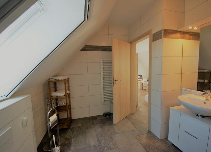 Badezimmer mit großem Dachfenster