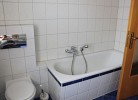 helles Badezimmer mit Badewanne
