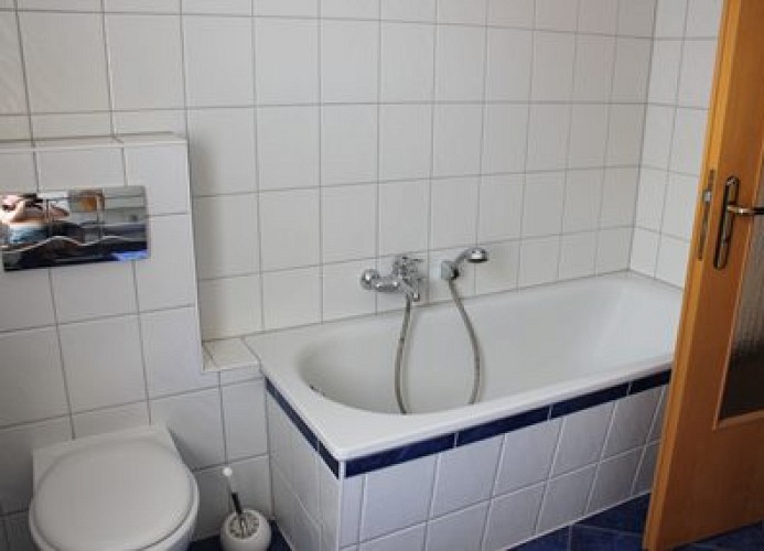 helles Badezimmer mit Badewanne