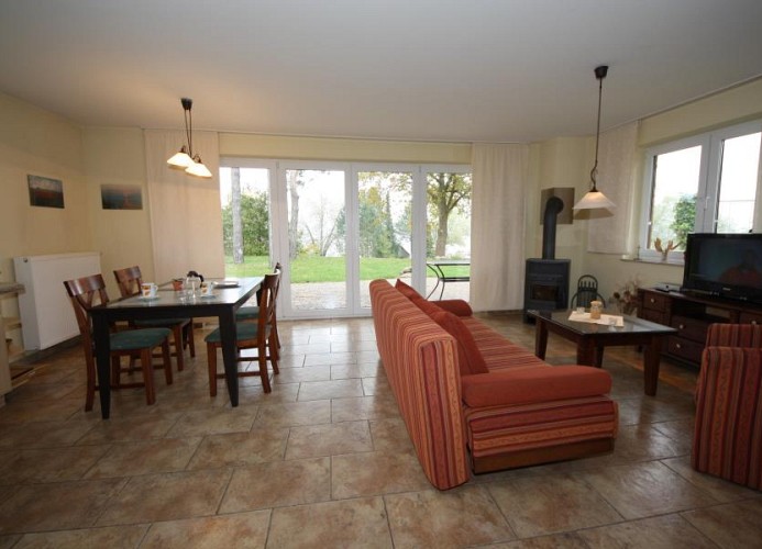 heller, offener Wohnbereich mit direktem Terrassenzugang