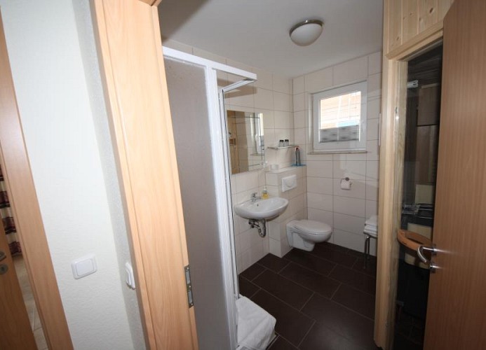 Badezimmer mit Dusche und Sauna