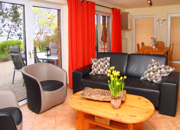 Wohnzimmer mit direktem Zugang zur Terrasse