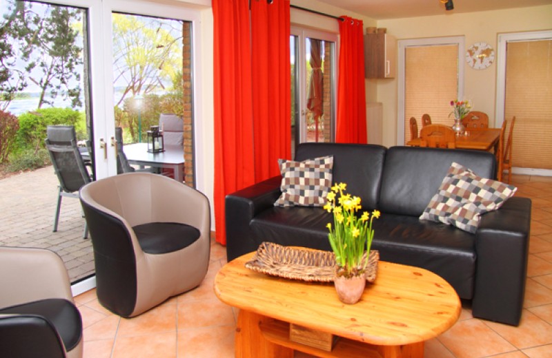 Wohnzimmer mit direktem Zugang zur Terrasse