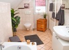 Badezimmer mit Badewanne im Obergeschoss
