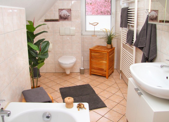 Badezimmer mit Badewanne im Obergeschoss