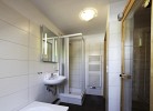 großzügiges Badezimmer mit Sauna, Badewanne & Dusche