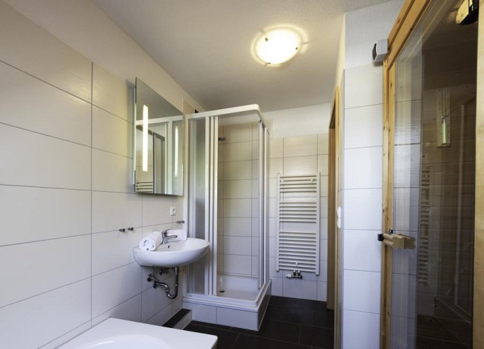 großzügiges Badezimmer mit Sauna, Badewanne & Dusche