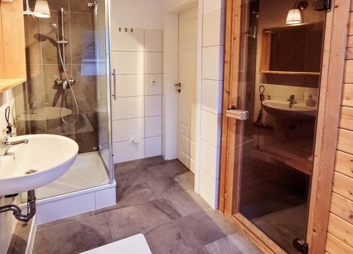 großzügiges Badezimmer mit Dusche, Badewanne & Sauna