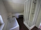 großzügiges Tageslicht-Bad mit Dusche & Badewanne