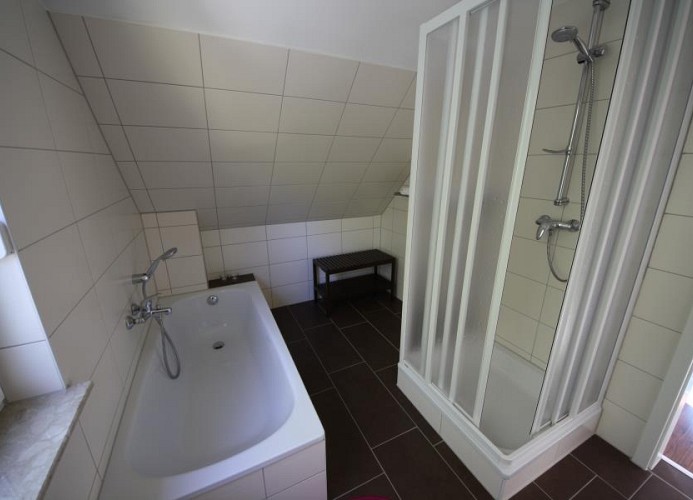 großzügiges Tageslicht-Bad mit Dusche & Badewanne
