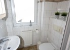 freundliches Tageslicht-Bad mit Dusche
