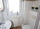 freundliches Tageslicht-Bad mit Dusche