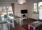 großer Esstisch an der Terrasse