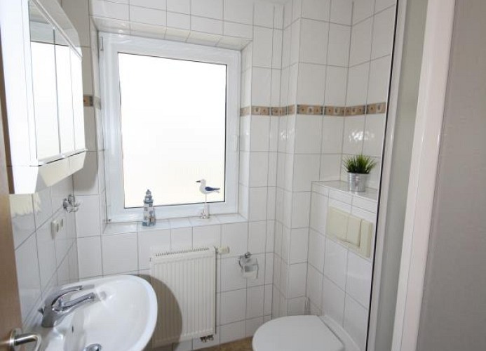 freundliches Tageslicht-Bad mit Dusche