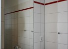 zusätzliche Toilette mit Waschbecken