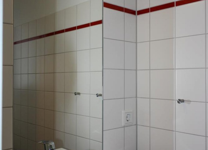 zusätzliche Toilette mit Waschbecken