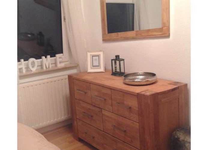 Schlafzimmer mit Kommode