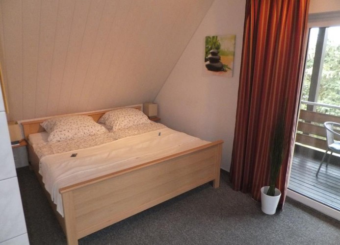 Doppelbett an gemütlicher Dachschräge