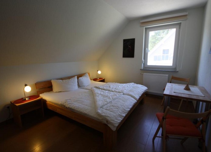 gemütliches Schlafzimmer mit Tisch