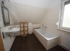 großzügiges Badezimmer mit Badewanne