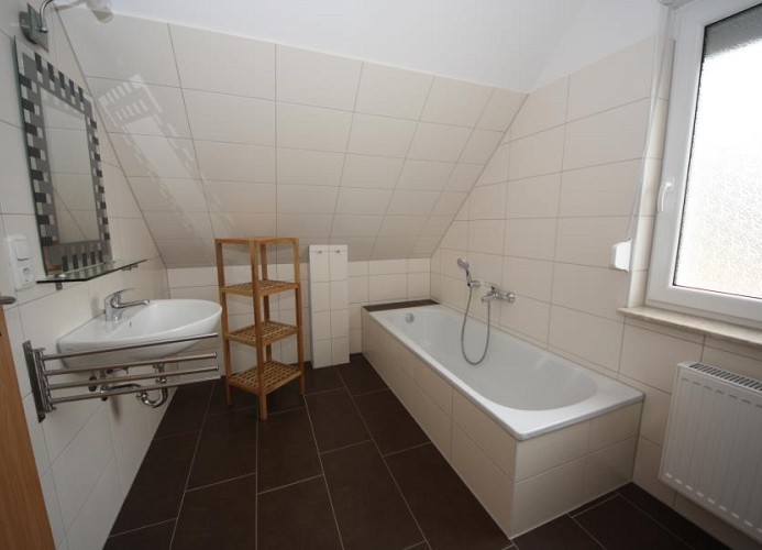 großzügiges Badezimmer mit Badewanne