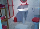 freundliches Badezimmer mit Dusche