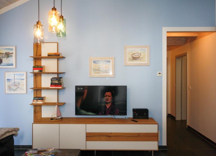 Wohnzimmer mit Flachbildfernseher - Platz für die ganze Familie