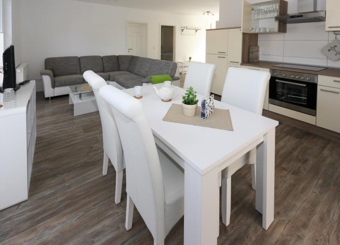 große Couchlandschaft im offenen Wohnen