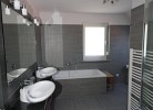 großzügiges Badezimmer mit Badewanne
