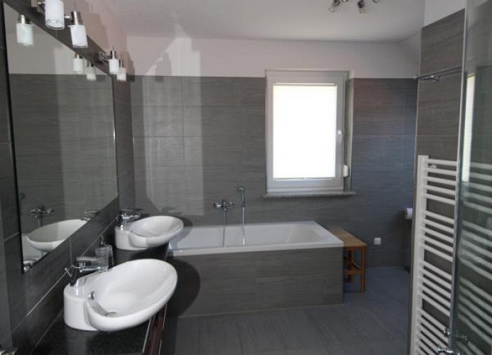 großzügiges Badezimmer mit Badewanne
