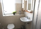 modernes Tageslicht-Bad mit Dusche