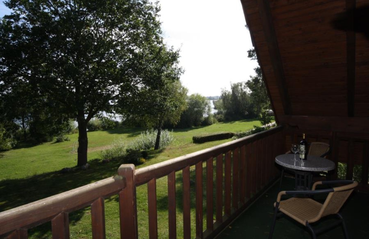 toller Blick in den Garten und auf den See