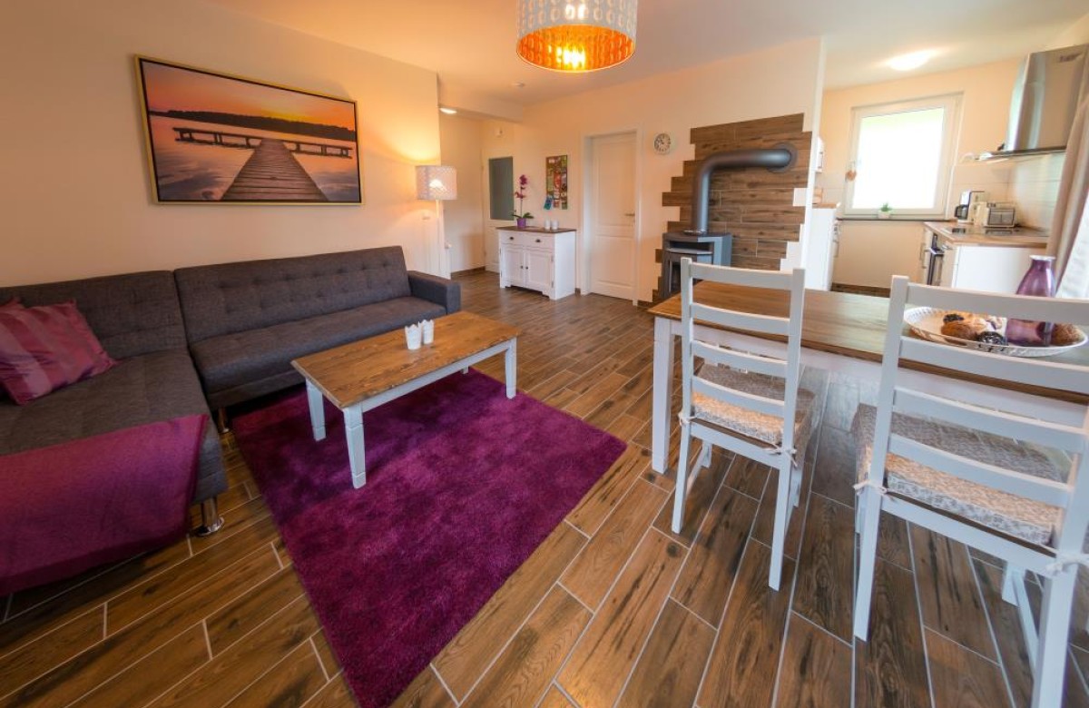 Entspannen Sie sich in diesem gemütlichen Wohnzimmer mit Kamin ...