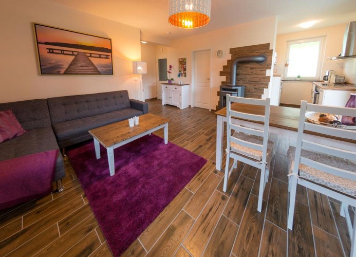 Entspannen Sie sich in diesem gemütlichen Wohnzimmer mit Kamin ...
