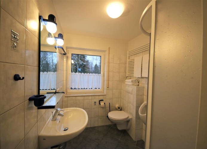 Tageslicht-Bad mit Dusche