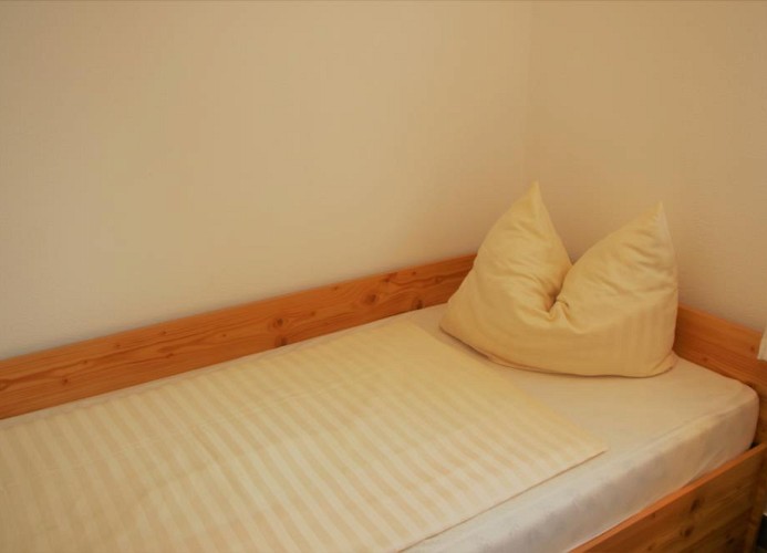 Schlafzimmer mit zwei Einzelbetten