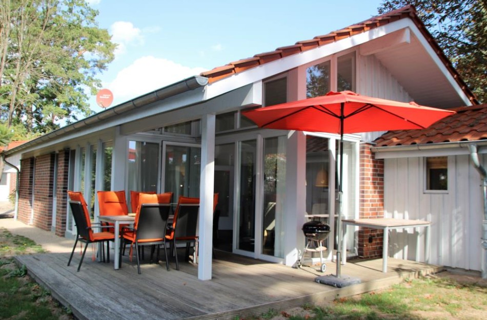 E 1 - Ferienhaus mit Terrasse u. großem Garten