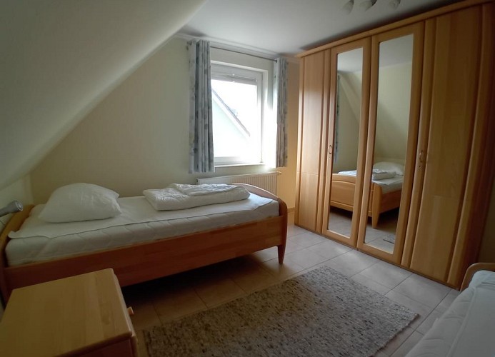 Schlafzimmer mit zwei Einzelbetten