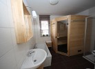 modernes Tageslicht-Bad mit Dusche & Sauna