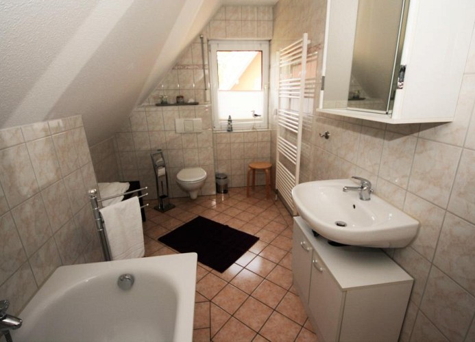geräumiges Tgeslicht-Bad mit Badewanne (Obergeschoss)